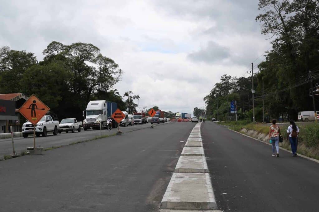 A road in Costa Rica with one side that is clear and one side that is backed up with traffic.